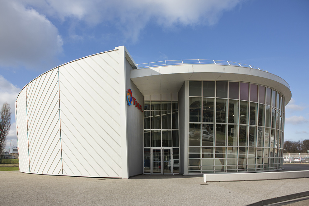 Vue extérieure du bâtiment du showroom Total