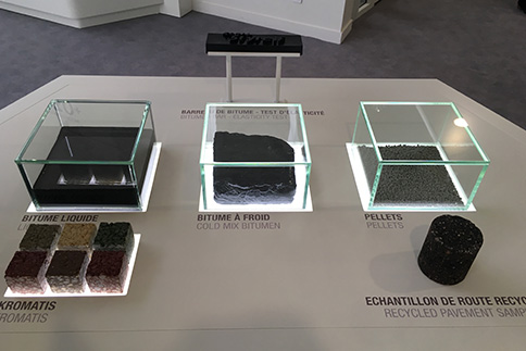 Meuble d'exposition avec vitrine