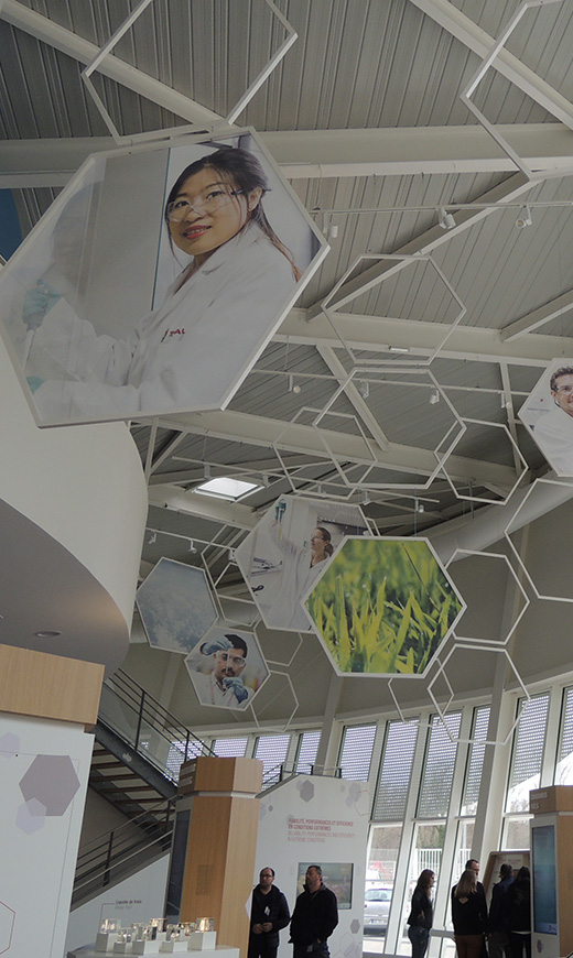 Signalétique suspendue pour agencement de showroom