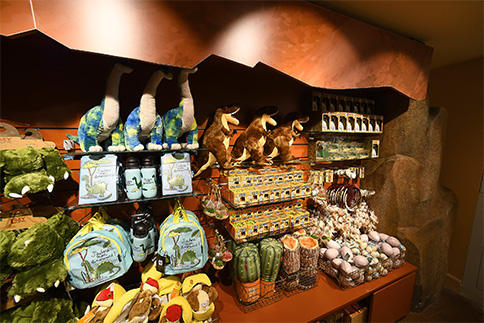 Agencement boutique souvenirs : meuble de rangement, meubles d'exposition, vitrines