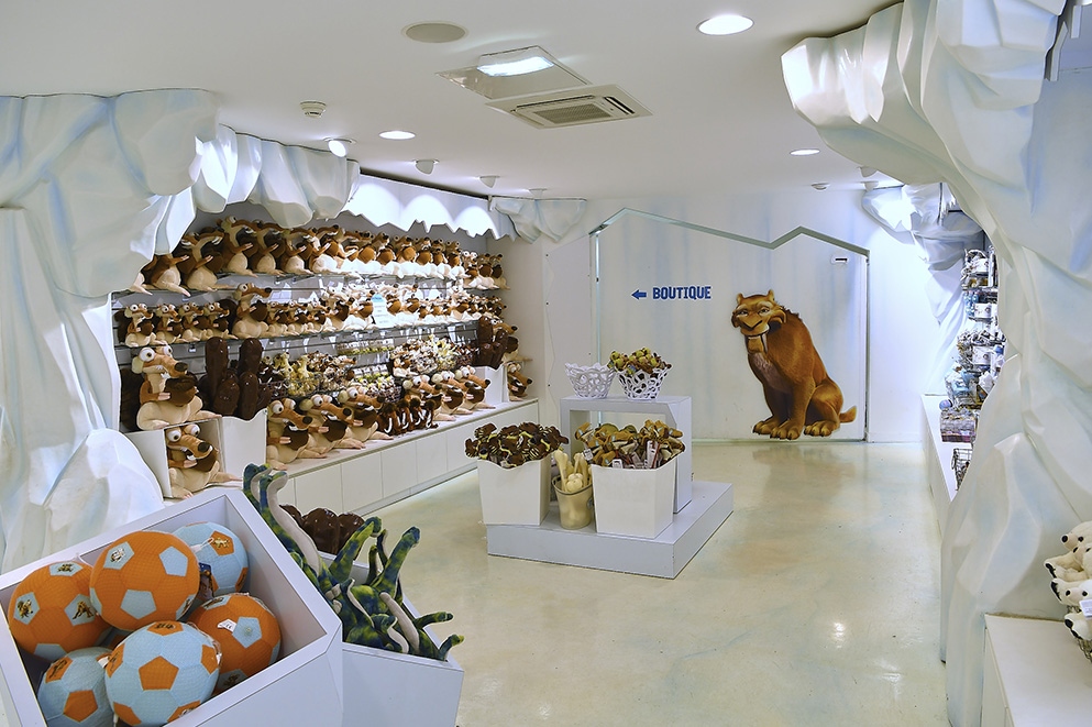 Agencement boutique souvenirs : meuble de rangement, meubles d'exposition, vitrines