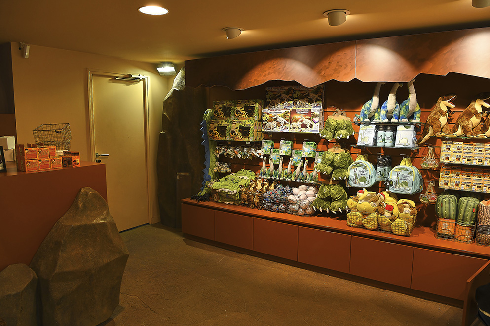 Agencement boutique souvenirs : meuble de rangement, meubles d'exposition, vitrines