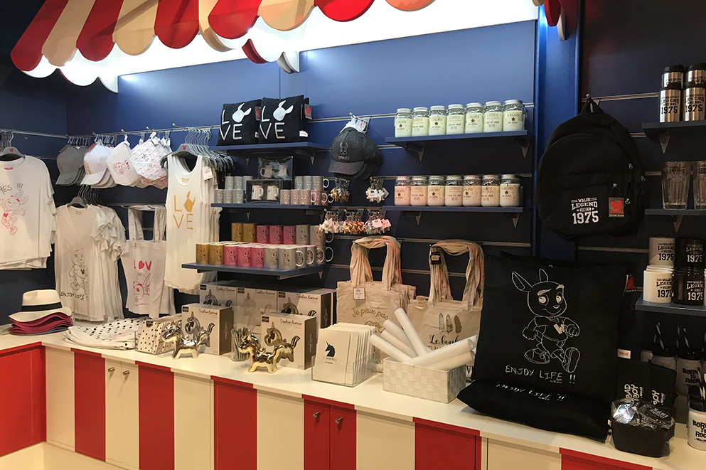 Agencement boutique souvenirs : meuble de rangement, meubles d'exposition, vitrines