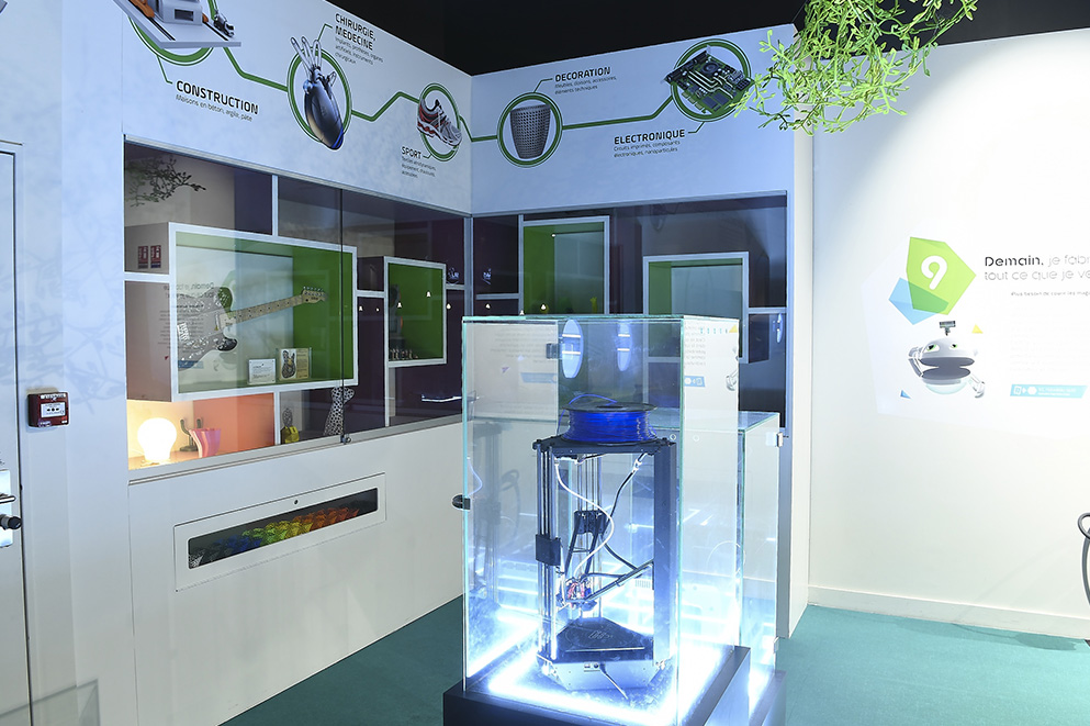 Vitrines d'exposition et signalétique imprimée sur mur