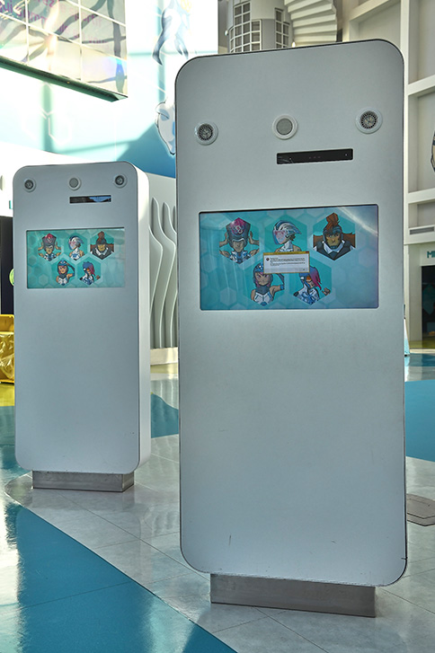 Totems ludiques digitaux avec écran intégrés, signalétique au dos