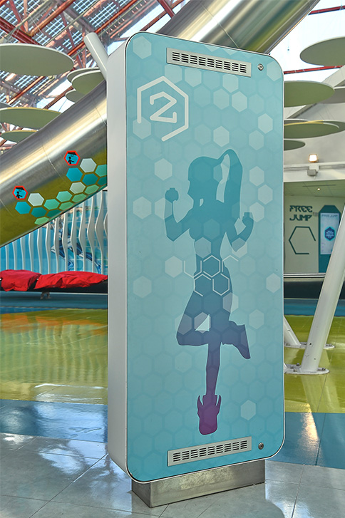 Totems ludiques digitaux avec écran intégrés, signalétique au dos