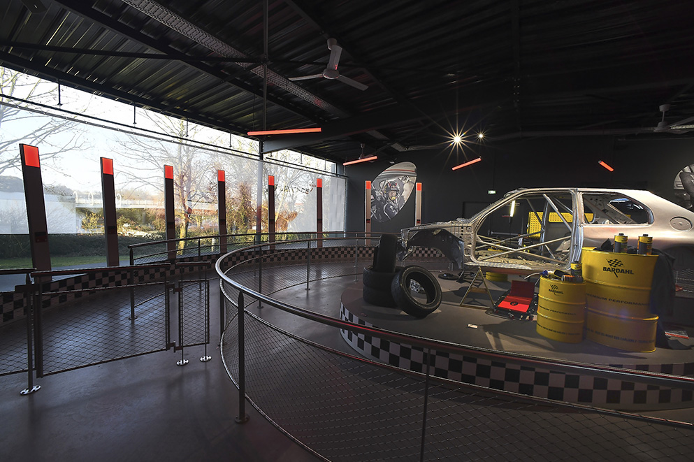 Agencement d'attraction : estrade d'exposition avec voiture