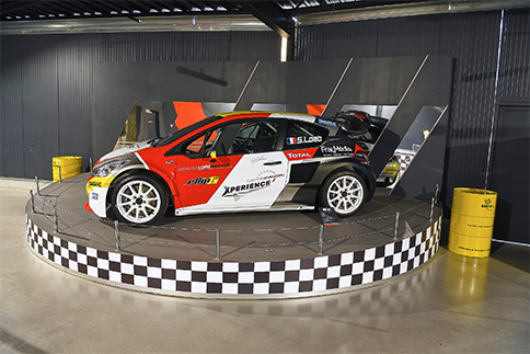 Estrade d'exposition de la voiture de Racing de Loeb