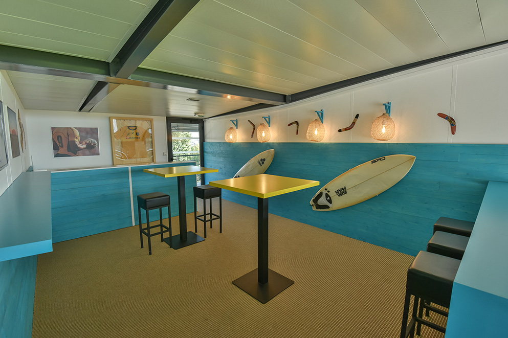 Agencement espace VIP : décoration, bar et chaises hautes