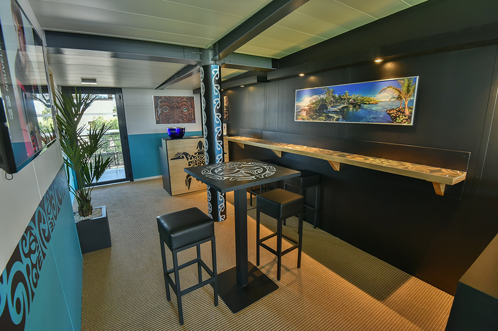 Agencement espace VIP : décoration, bar et chaises hautes