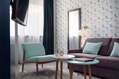 Agencement d'une chambre d'hôtel : table basse, fauteuils, canapés
