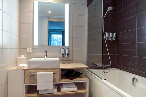 Agencement d'une salle de bain : meuble de rangement, vasque