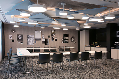Agencement d'une salle de séminaire : bureaux, fauteuils, lustres