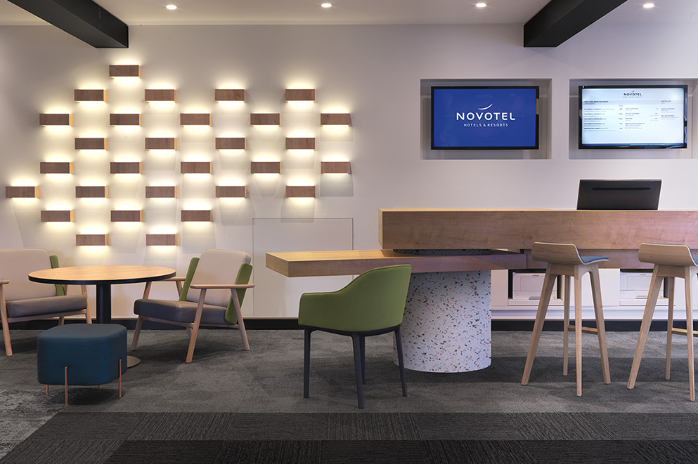 Agencement espace commun d'un hôtel : fauteuils, tables et canapés