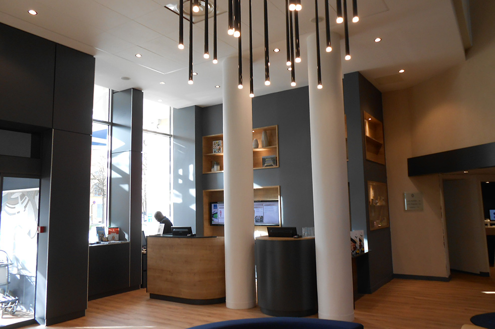 Agencement espace commun d'un hôtel : banque d'accueil
