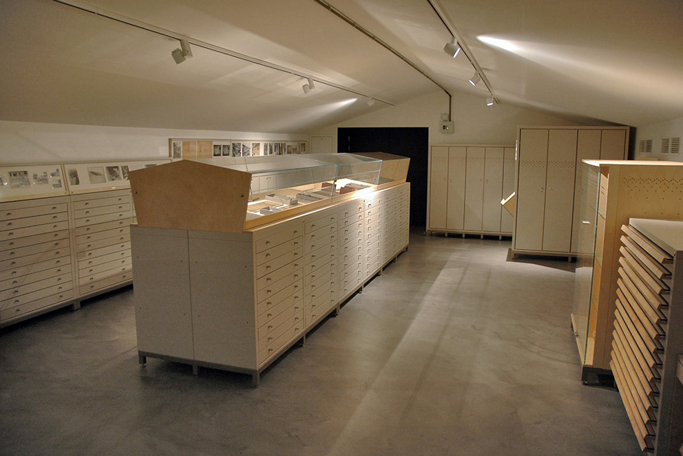 Muséographie : meubles vitrines d'exposition et meubles bibliothèque