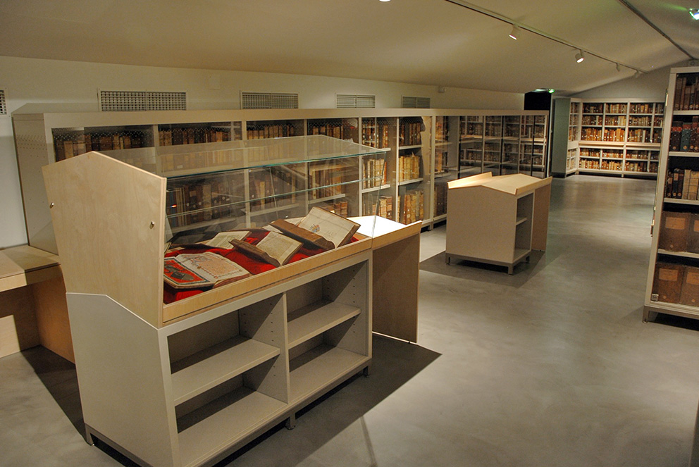 Agencement Biblitothèque : meubles vitrines d'exposition