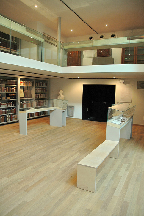 Agencement Biblitothèque : meubles vitrines d'exposition et meubles rangement