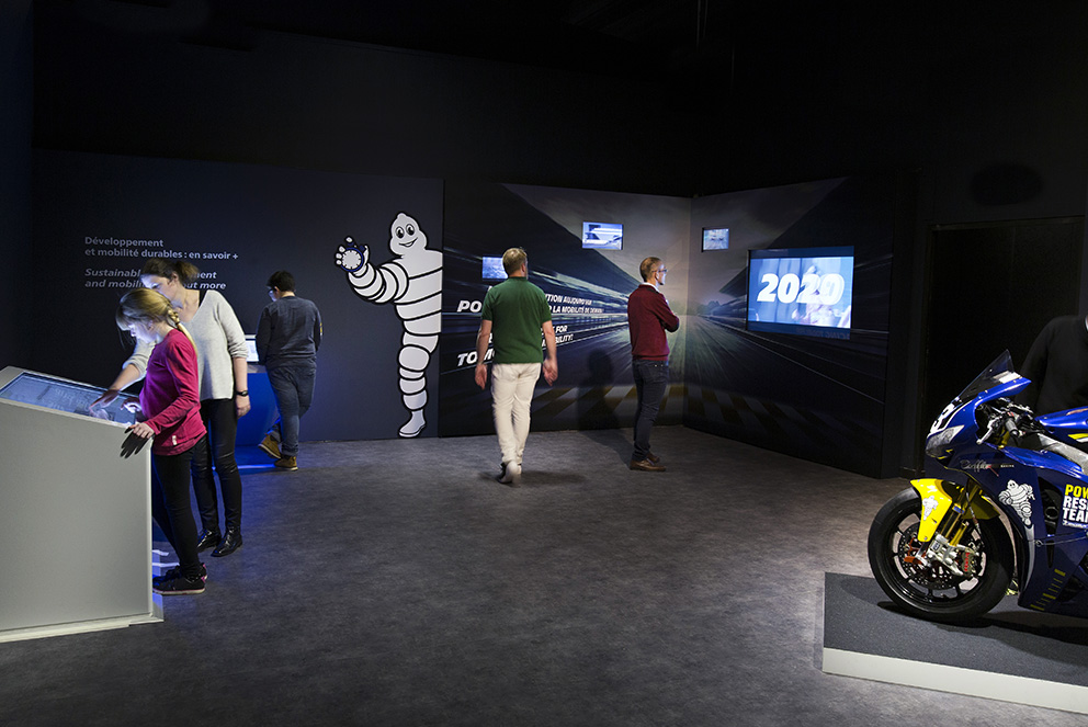 Muséographie : estrade d'exposition, meuble digital avec écran intégré