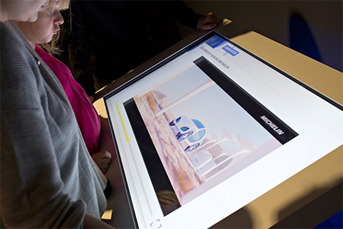 Mobilier informatif digital avec écran intégré