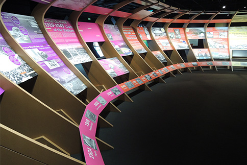 Muséographie, scénographie : mobilier sur mesure look stade, siganlétique