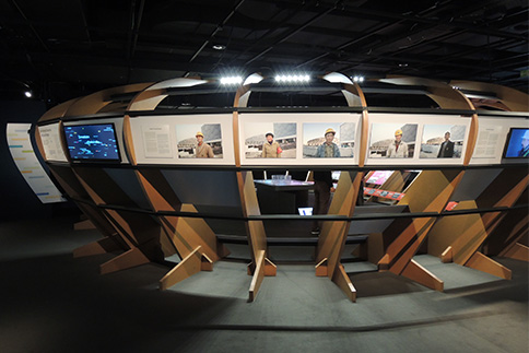 Muséographie, scénographie : mobilier sur mesure look stade, siganlétique