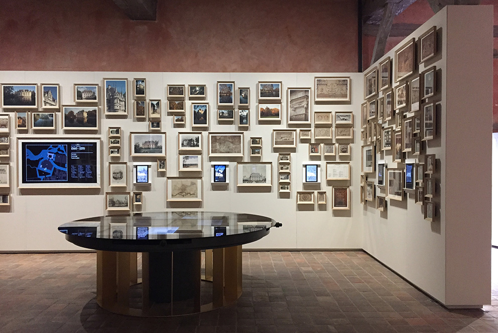 Muséographie : cloisons de séparation, tables d'exposition digitales