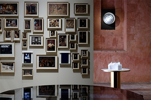 Agencement du musée : cloisons de séparation, tables d'exposition digitales