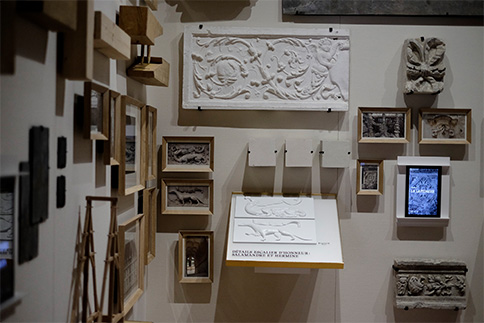 Muséographie : cloisons de séparation et socle pour les œuvres