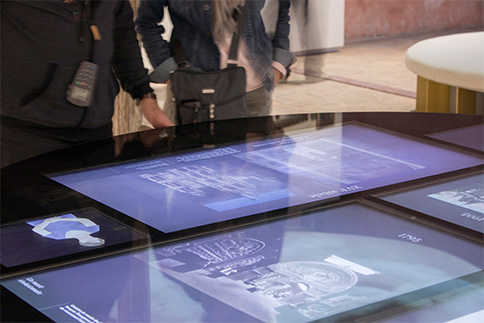 Mobilier d'exposition : table digitale avec écrans intégrés
