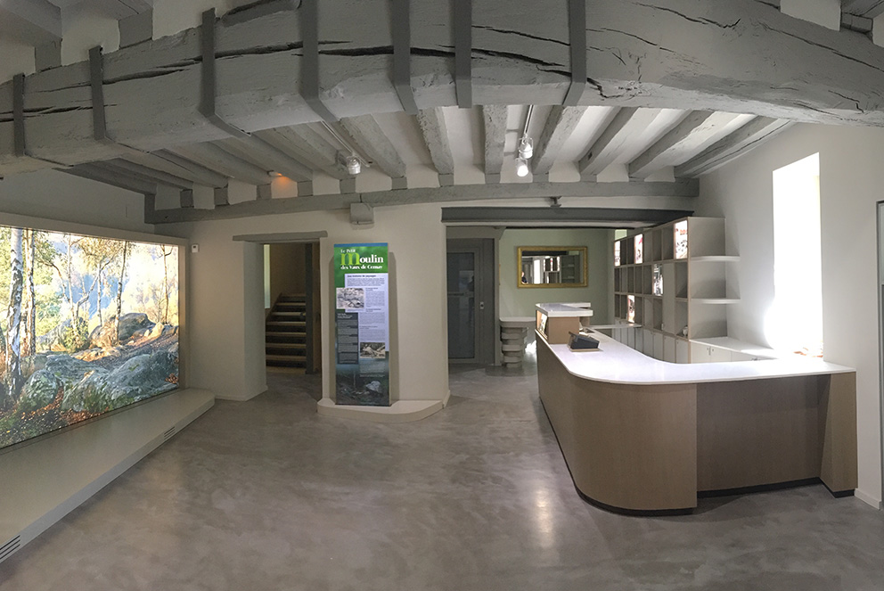 Banqe d'accueil et totem signalétique