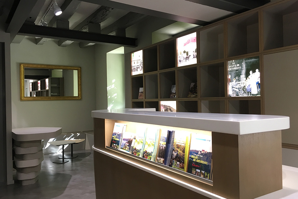 Banque d'accueil et mobilier d'exposition