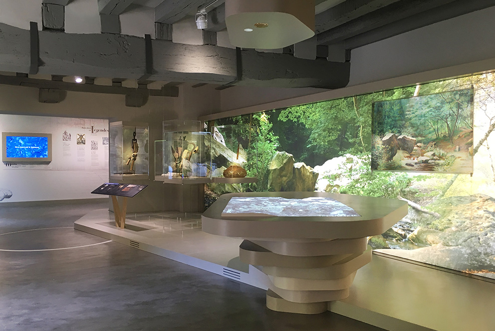 Mobilier digital multimédia  avec écran intégré, scénographie, vitrine