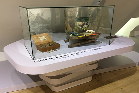 Muséographie : table d'exposition design et vitrine