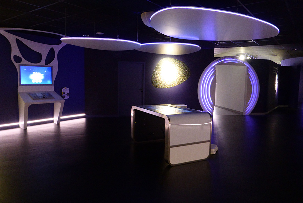Scénographie d'exposition : meubles design avec technologie intégrée, faux plafonds