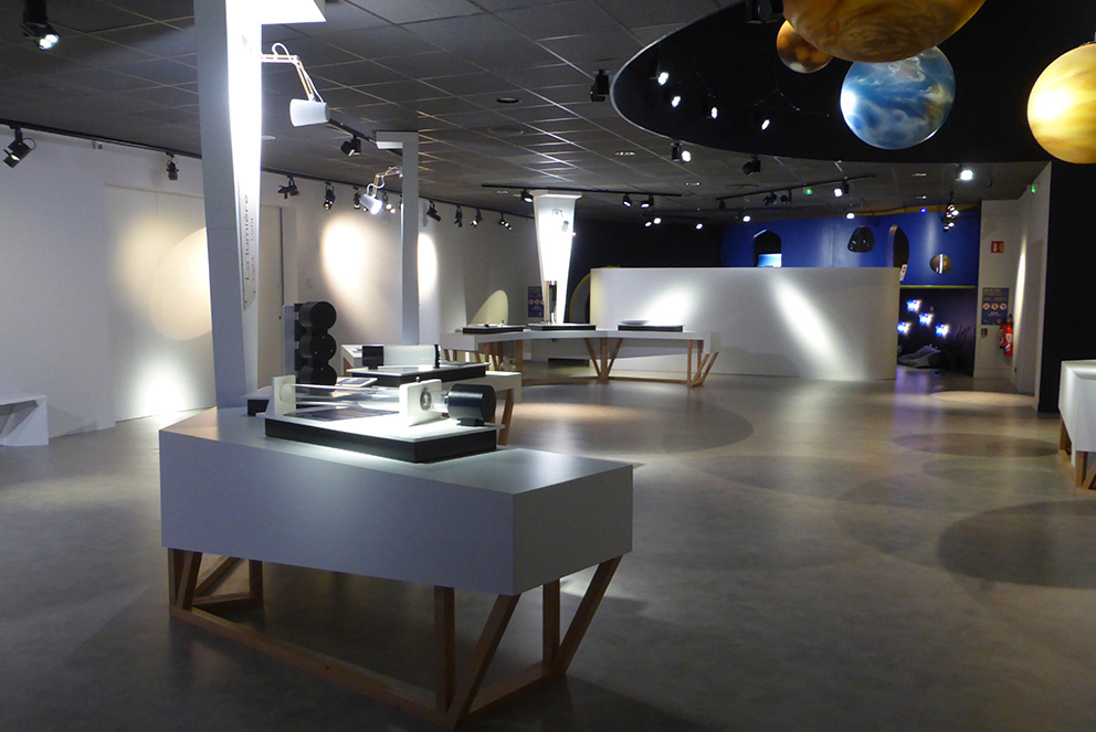 Muséographie: meubles d'exposition avec technologie intégrée, faux plafonds