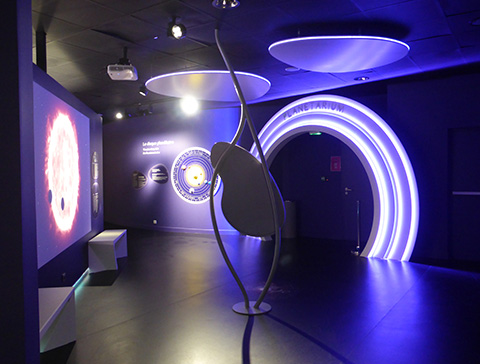 Agencement du musée : décoration design en métal et faux plafonds