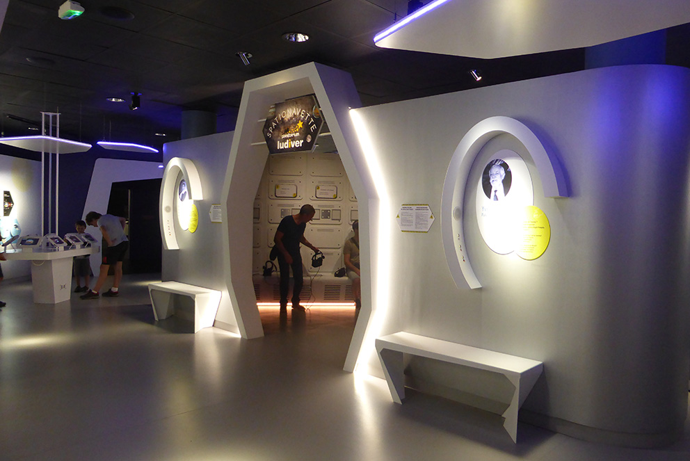 Scénographie d'exposition : faux plafonds, bancs design