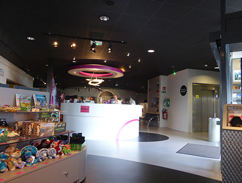 Agencement de la boutique souvenirs : meubles d'expositions et banque d'accueil