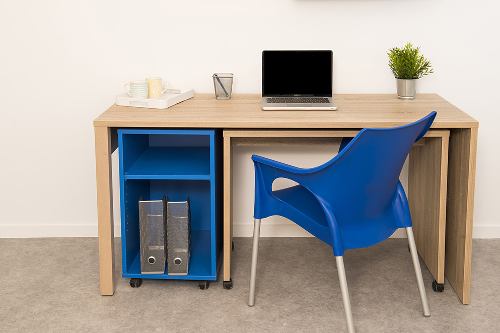 Agencement chambre étudiante : bureau, chaises, meuble de rangement
