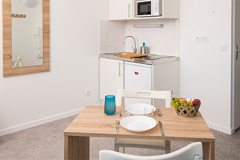 Chambre de résidence étudiante : Table, chaises, kitchenette