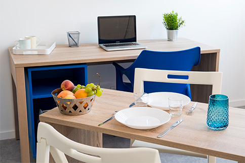 Chambre de résidence étudiante : Table, chaises, bureau