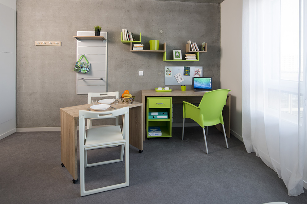 Agencement chambre étudiante : lit, chaises, table, étagères