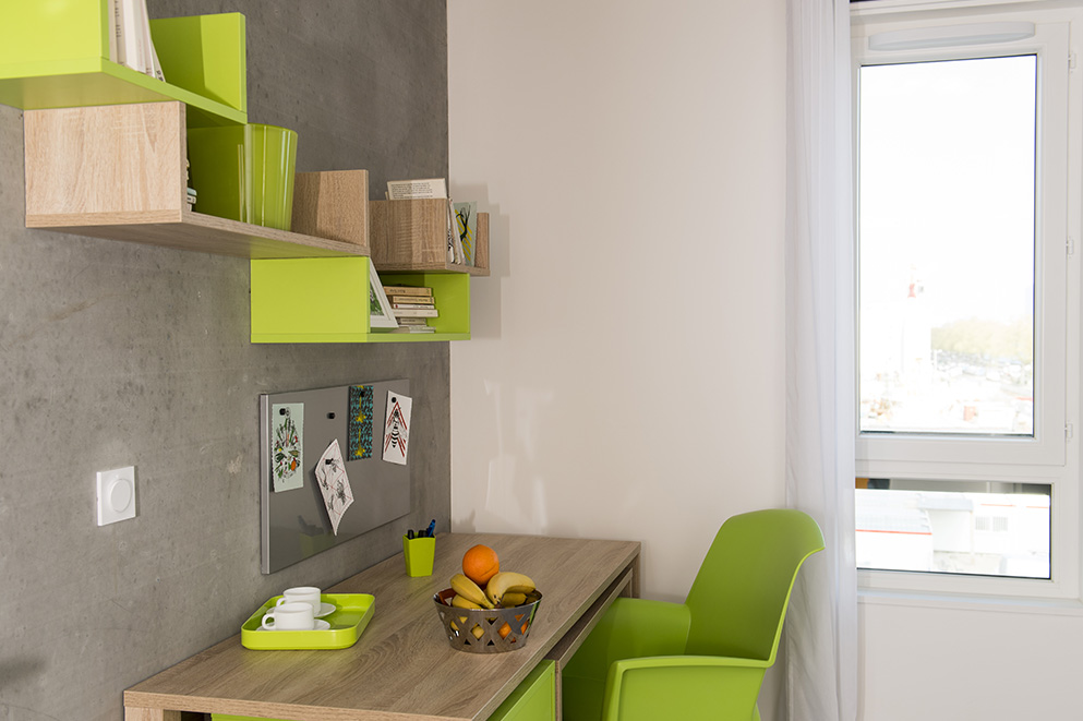 Agencement chambre étudiante : lit, chaises, table, étagères