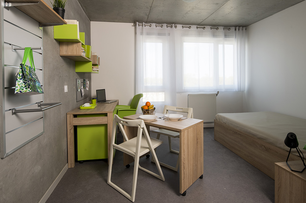 Agencement chambre étudiante : lit, chaises, table, étagères
