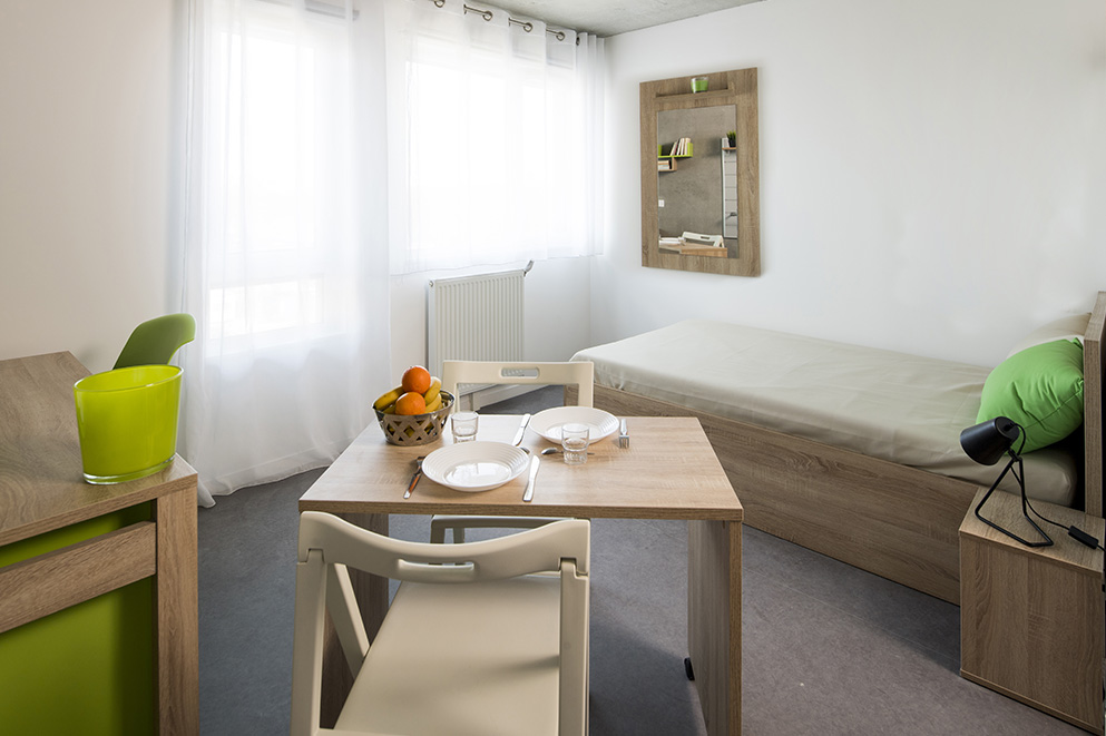 Agencement chambre étudiante : lit, chaises, table, étagères