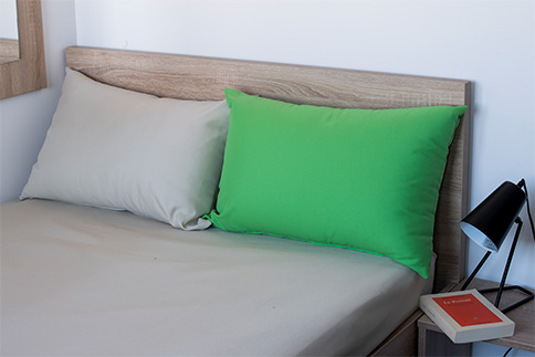 Lit et table de chevet